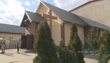 Rómovia si svojpomocne postavili kostolík, ktorý pribudovali k stojacej bytovke. Teraz jej hrozí zbúranie