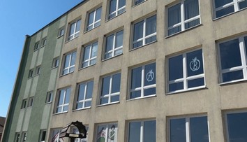 Chcel len otvoriť okno. Chlapec (11), ktorý vypadol z okna ZŠ, je stále vo vážnom stave