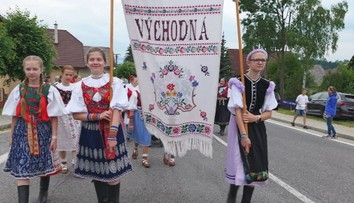 Odstavili dopravu a ukázali kroje. Legendárna Východná očarila tradičným sprievodom