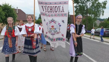 Odstavili dopravu a ukázali kroje. Legendárna Východná očarila tradičným sprievodom