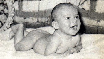 Spoznávate toto rozkošné bábätko? Dnes je z neho legenda česko-slovenskej hudobnej scény