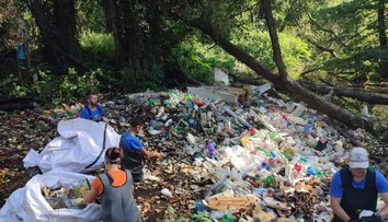 Gauče, bicykle, chladničky. Čierna skládka na východe Slovenska, ktorá váži 16-tisíc ton, má zmiznúť