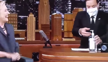Jimmy Fallon si po Trumpovi utiahol aj z Clintonovej