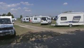 Senecké jazerá ovládli írski kočovníci. Okrem žúrovania vraj ponúknu aj svadbu