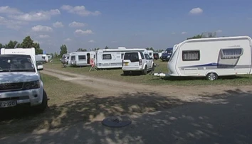 Senecké jazerá ovládli írski kočovníci. Okrem žúrovania vraj ponúknu aj svadbu