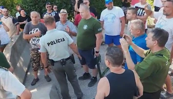 Konflikty s políciou, plač detí a bezmocnosť. Účastníci protestu v Hornom Srní hovoria o šikane