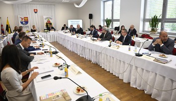 Vláda na rokovaní v Handlovej. Na projekty v mestách a obciach Hornej Nitry schválila takmer dva milióny eur