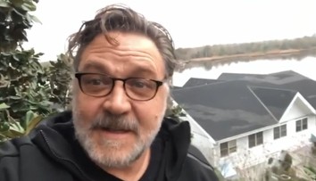 Ako deň a noc. Russell Crowe ukázal, ako sa jeho požiarom zničený pozemok zmenil po daždi