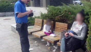 Opitá matka sedela pomočená medzi odpadkami, mala so sebou aj dieťa