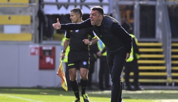 VIDEO: Neuniesol prehru proti Dudovi a Suslovovi, hlavou udrel hráča. Taliani už trénera vyhodili