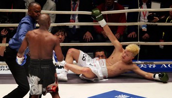 Mayweather zarobil milióny za necelé tri minúty: Súper sa rozplakal, jeho roh hodil uterák