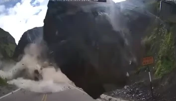 VIDEO: Rutinná jazda sa zmenila na boj o život. Kolónu áut v Peru zasypala skalná lavína