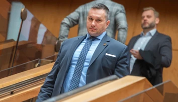 Šéf SIS sa vracia zo zahraničia domov, ozval sa už aj riaditeľ NBÚ. Je na dovolenke