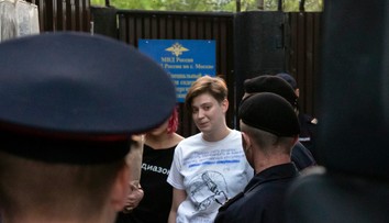 Na slobode iba pár sekúnd: Aktivistky Pussy Riot pred väznicou čakala opäť polícia