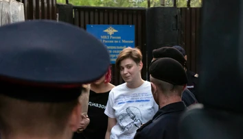 Na slobode iba pár sekúnd: Aktivistky Pussy Riot pred väznicou čakala opäť polícia
