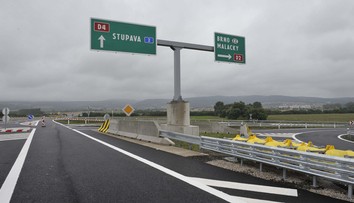 Na D2 za Bratislavou išlo Audi v protismere, zrazilo sa Volkswagenom