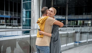 Letisko zaviedlo limit na rozlúčky: Emotívne objatia obmedzili na pár minút