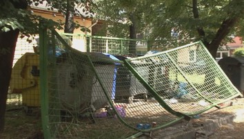 Opitý smetiar si splnil sen. Riadil smetiarske auto a popritom demoloval okolie