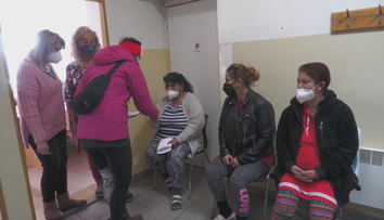 Chceli by očkovať viac, no nemá kto podávať vakcíny. Na Liptove to skúšajú aj cez malú motiváciu