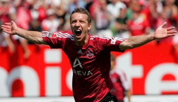 Pred zápasmi jedol klobásy a kraľoval Bundeslige, do veľkoklubu ho nepustili. Fantóm je v Nemecku ako boh