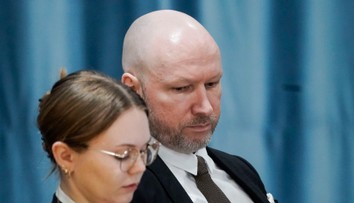 Obývačka, posilňovňa či tri andulky mu nestačia. Masový vrah Breivik na súde žiada o zrušenie samotky