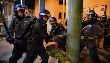 Premiér odsúdil nepokoje v Bristole. Protest prerástol do násilia, polícia zatkla 10 ľudí