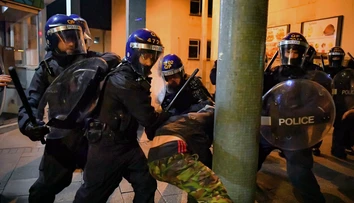 Premiér odsúdil nepokoje v Bristole. Protest prerástol do násilia, polícia zatkla 10 ľudí