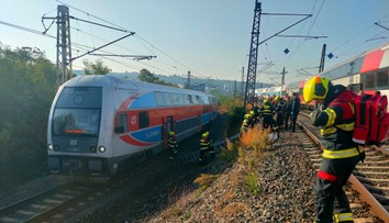 OBRAZOM: Pri zrážke vlakov v Prahe sa zranili desiatky ľudí, jeden z rušňovodičov nafúkal