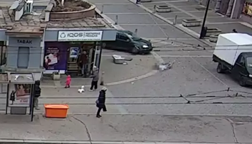 VIDEO: Hrozivý pokus o vraždu v Česku. Vodič to za bieleho dňa napálil do muža