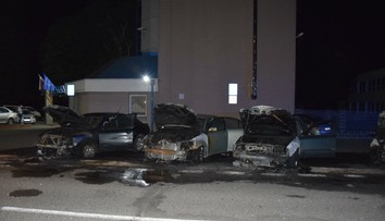 V noci zhoreli policajtom v Nitre autá. Niekto ich polial horľavinou