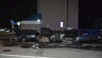 V noci zhoreli policajtom v Nitre autá. Niekto ich polial horľavinou