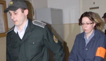 Krkavčia matka vyhodila syna z okna. Na svedomí má zrejme ďalšie dieťa