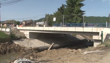 Stoja na semaforoch. Na hlavnom ťahu z Poľska na Ukrajinu už mesiace opravujú tri mosty, obmedzenia sú výrazné