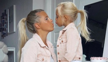 Matka s dcérou žijú život dvojičiek. Rovnaký výzor aj rovnaké oblečenie