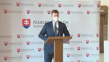 Minister Doležal má problém. Dve štátne firmy nakúpili ten istý tovar za rozdielne ceny