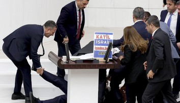 Turecký poslanec, ktorý v parlamente hromžil na Izrael, zomrel na infarkt