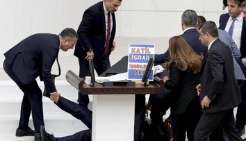 Turecký poslanec, ktorý v parlamente hromžil na Izrael, zomrel na infarkt