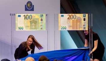 Toto sú nové eurobankovky. Majú inú veľkosť a lepšie ochranné prvky