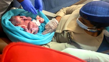 Na palube lietadla našli v odpadkovom koši novorodenca