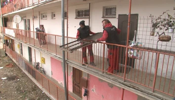 Demolačná čata na rómskom sídlisku v Prešove: Nelegálne prerábky museli ísť preč