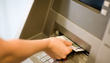 Technická chyba umožnila neobmedzený výber peňazí z bankomatov. Ľudia stihli vybrať desiatky miliónov