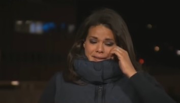 VIDEO: Reportérku počas živého vstupu premohli emócie. Upokojiť ju musela kolegyňa v štúdiu