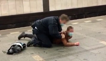 VIDEO: Revízor sa na stanici pražského metra pobil s cestujúcou. Svedkyňa hovorí o brutalite