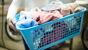 Práčka s vrchným alebo bočným plnením? Pozrite sa, aké výhody a nevýhody má každá z nich