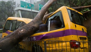 Katastrofické zábery z Hongkongu: Tajfún Mangkhut po sebe zanechal obrovskú spúšť