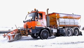 Na horských priechodoch Vernár a Podspády mrzlo a nasnežilo, zasahovali cestári