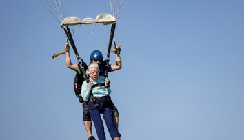 Vo veku 104 rokov sa stala najstaršou parašutistkou. Starenka zomrela len týždeň po prekonaní rekordu