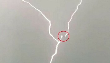 VIDEO: Unikátny okamih. Lietadlo v zlomku sekundy zasiahli tri blesky