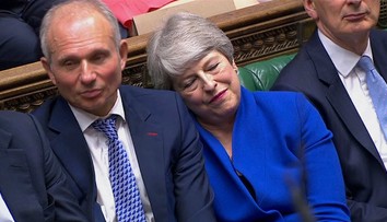 Emotívny odchod Theresy Mayovej z parlamentu. Nechýbalo dojatie a potlesk v stoji