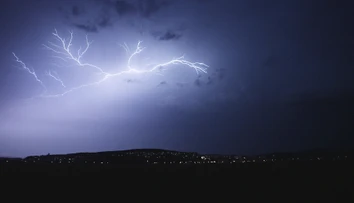Zrod temného živlu zachytili naši lovci búrok. Tesne pred tým, ako takmer zmasakroval festival